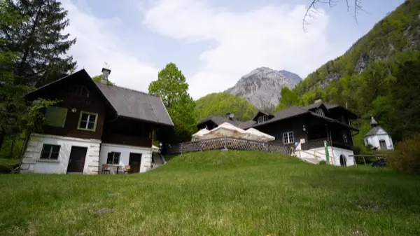 Zunanjost gostišča Dom v Kamniški Bistrici
